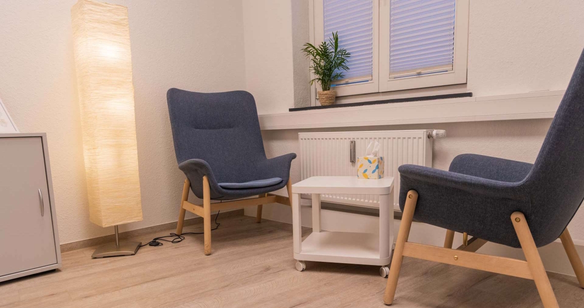 Beratungszimmer mit zwei Stühlen